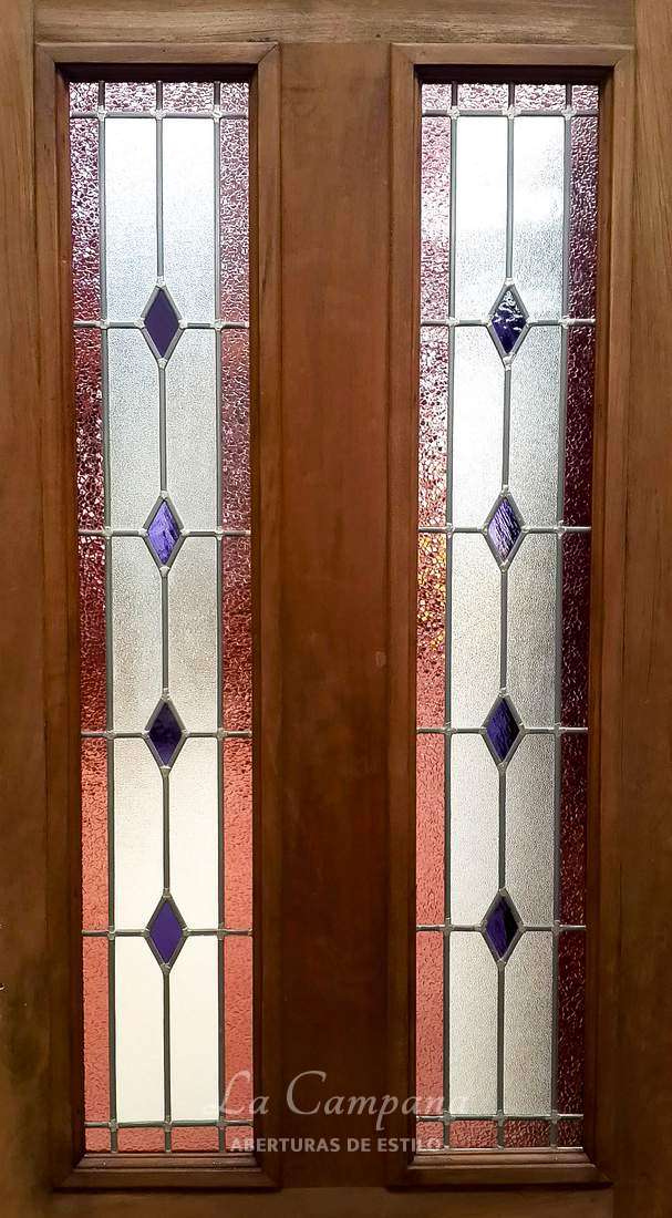 Puerta en cedro con vitraux